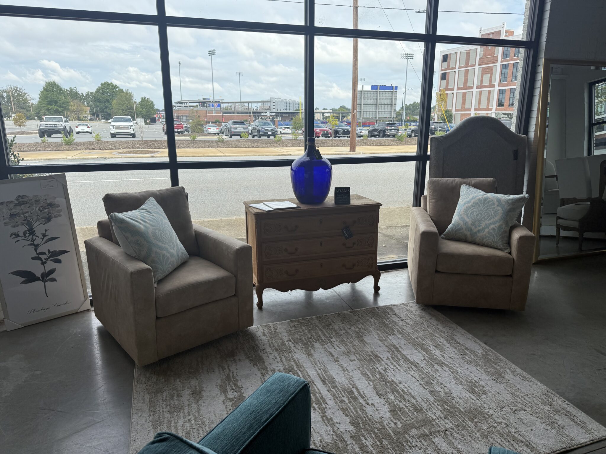 Beige armchairs with chest and cobalt vessel